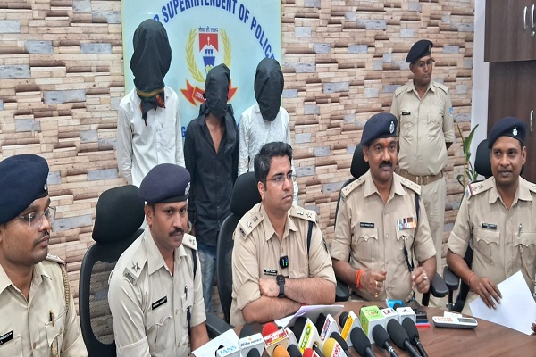 Jamshedpur : सीतारामडेरा फायरिंग का 12 घंटे में खुलासा, तीन गिरफ्तार, 2 देशी कट्टा , 2 खोखा, 1 जिंदा गोली 1 बाइक और एंड्रॉयड मोबाइल बरामद