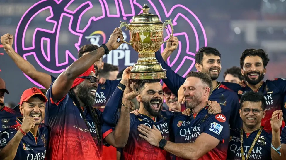 RCB Victory Parade Stampede: RCB की जीत के जश्न के दौरान हुई भगदड़ मामले में सरकार ने टीम को बताया जिम्मेदार, लपेटे में आए कोहली