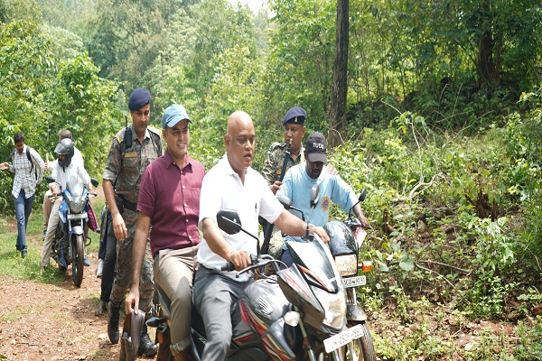 Jamshedpur : गुड़ाबांधा के दुर्गम क्षेत्र में बाइक से व पैदल पहुंचे उपायुक्त, कोलाबाड़िया टोला में ग्रामीणों से किया सीधा संवाद