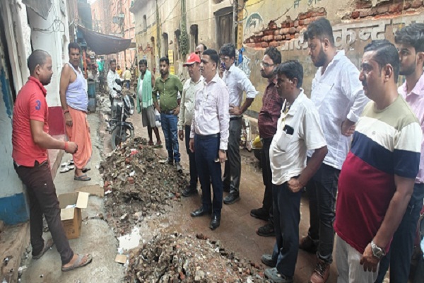 Deoghar : नगर आयुक्त ने लिया मेला क्षेत्र का जायजा, संवेदक को फटकार, साफ-सफाई पर दिया जोर