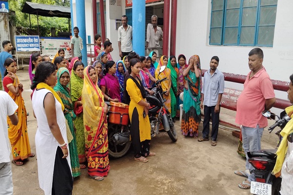 Deoghar : पति से विवाद के बाद विवाहिता ने लगाई फांसी, हत्या की आशंका