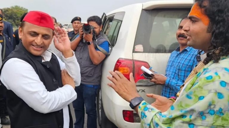 Akhilesh Yadav Aniruddhacharya Video: कृष्ण का पहला नाम नहीं बता पाए कथावाचक अनिरुद्धाचार्य, वायरल वीडियो पर भड़की सांसद प्रिया सरोज