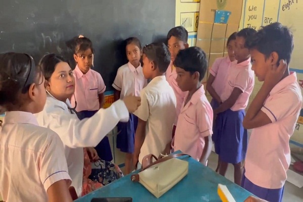 Jamshedpur : सुदूर ग्रामीण क्षेत्र के बच्चों के स्वास्थ्य की जांच कर डॉ प्रियांशी ने मनाया डॉक्टर्स डे