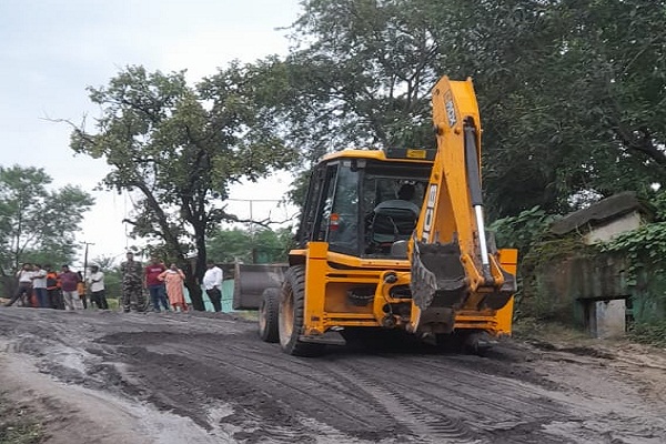 Jamshedpur : सुंदरनगर के घोड़ाडीह में निर्माणाधीन पुलिया बनी जानलेवा, थाना प्रभारी ने निजी खर्च से मरम्मत करवाया