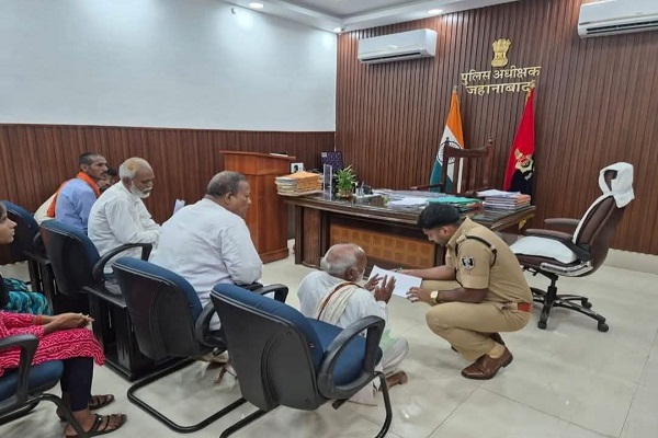 Jahanabad : जब ‘घुटने’ पर बैठ गए आरक्षी अधीक्षक, फरियादी के पास पहुंच खुद सुनी समस्याएं