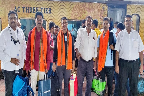 Jamshedpur : बाबा बर्फानी का दर्शन करने अधिवक्ताओं का जत्था ट्रेन से हुआ रवाना