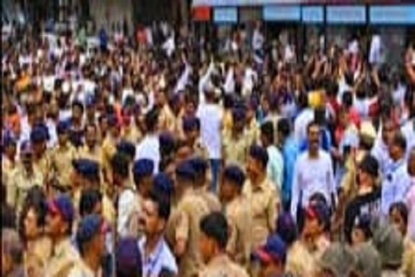 Mumbai : भाषा मुद्दे पर MNS का मीरा भायंदर में बवाल, पुलिस से भिडंत, कई गिरफ्तार