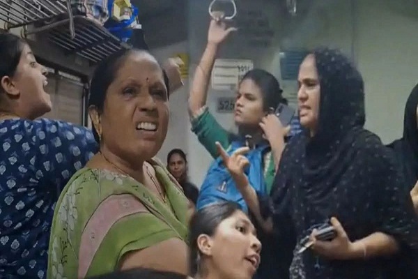 Mumbai : मराठी बोलो, नहीं तो बाहर निकलो’, मुंबई की लोकल ट्रेन में महिलाओं के बीच तू-तू मैं-मैं