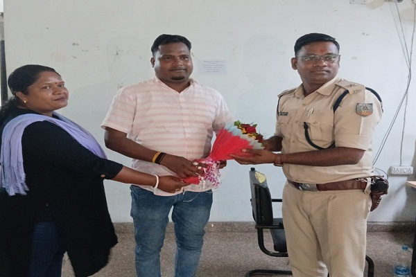 Jamshedpur: परसुडीह थाना प्रभारी का बुके देकर भाजयुमो नेता ने किया अभिनंदन