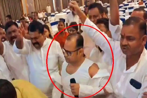 Patna : पटना नगर निगम की बैठक में भारी हंगामा, कुर्ते फाड़े गये, मेयर के खिलाफ पार्षदों ने खोला मोर्चा