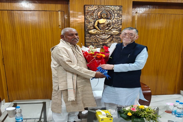 Jamshedpur : राज्यपाल से मिला पीडीएस डीलर्स संघ का प्रतिनिधिमंडल, 8 सूत्री मांग पत्र सौंपा