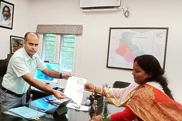 Potka : बिजली विभाग के ठेकेदार पर कारवाई की मांग, मुखिया ने उपायुक्त को सौंपा मांग पत्र