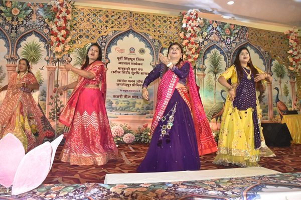 Jamshedpur: सावन की मस्ती में डूबीं जमशेदपुर की महिलाएं,  श्रृंगार, झूला और मेहंदी में दिखी पारंपरिक छटा