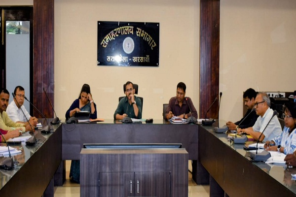 Seraikela : उपायुक्त ने विद्यालयों में शत प्रतिशत नामांकन एवं ड्रॉप आउट रोकने के दिए निर्देश