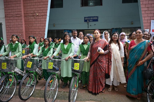 Ranchi : मंत्री शिल्पी नेहा तिर्की ने 131 छात्राओं को प्रदान किया उन्नति का पहिया,  अबुआ आवास योजना के लाभुकों का कराया गृह प्रवेश