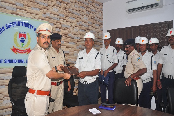 Jamshedpur : पुलिसकर्मियों के बीच बांटे गए रैनकोट, बारिश के दौरान ड्यूटी करने में होगी सहुलियत