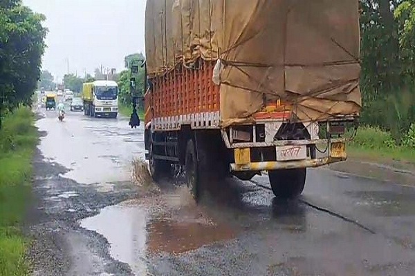 Seraikela : कांड्रा-सरायकेला टोल रोड दुघर्टना जोन बनी, सड़क पर बने गड्ढे में गिरकर खरसावां के विधायक प्रतिनिधि हुए घायल