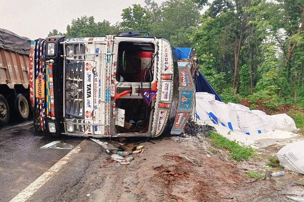 Lohardaga : केमिकल लोड ट्रक अनियंत्रित होकर पलटा, चालक घायल, यातायात सामान्य करने की कोशिश