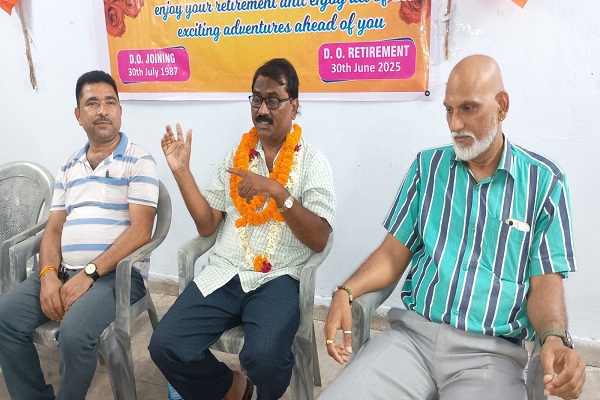 Jadugoda : मजदूर नेता चंद्रशेखर पंडित यूसिल से हुए सेवानिवृत, यूरेनियम मजदूर संघ ने दी विदाई