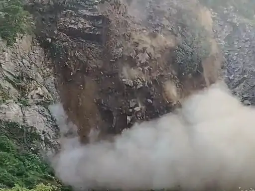 Hazaribagh: उत्तराखंड जैसे नज़ारे अब हजारीबाग में, मूसलाधार बारिश से खिसका पहाड़ 