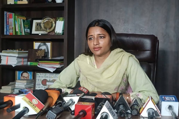 Ranchi : कांग्रेस नेत्री अंबा प्रसाद को धमकी, अवैध खनन पर उठाई आवाज तो आया माफिया का जवाब