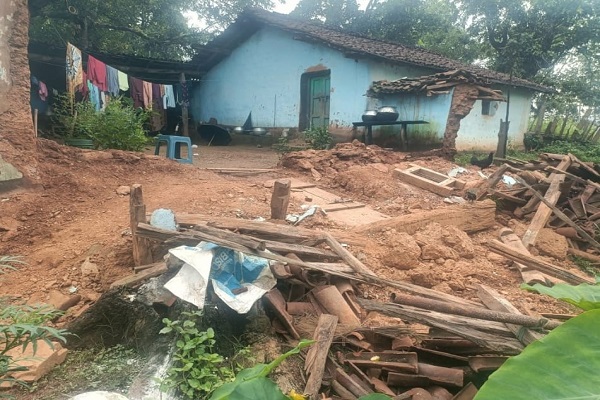 Gua : मिट्टी का घर गिरने से वृद्धा की दर्दनाक मौत, मुखिया की सास थीं मृतका