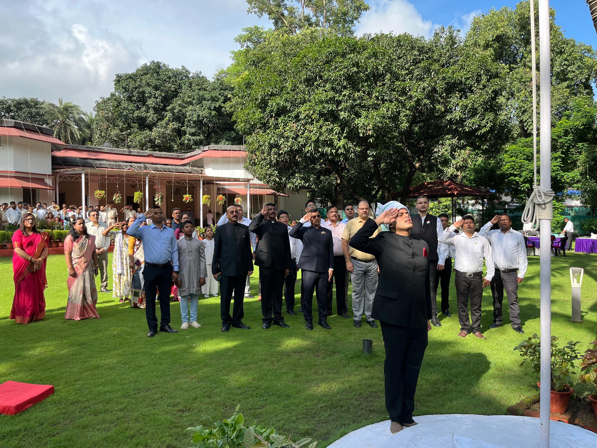 Jamshedpur: स्वतंत्रता दिवस पर उपायुक्त ने फहराया तिरंगा, वीर सेनानियों को किया नमन