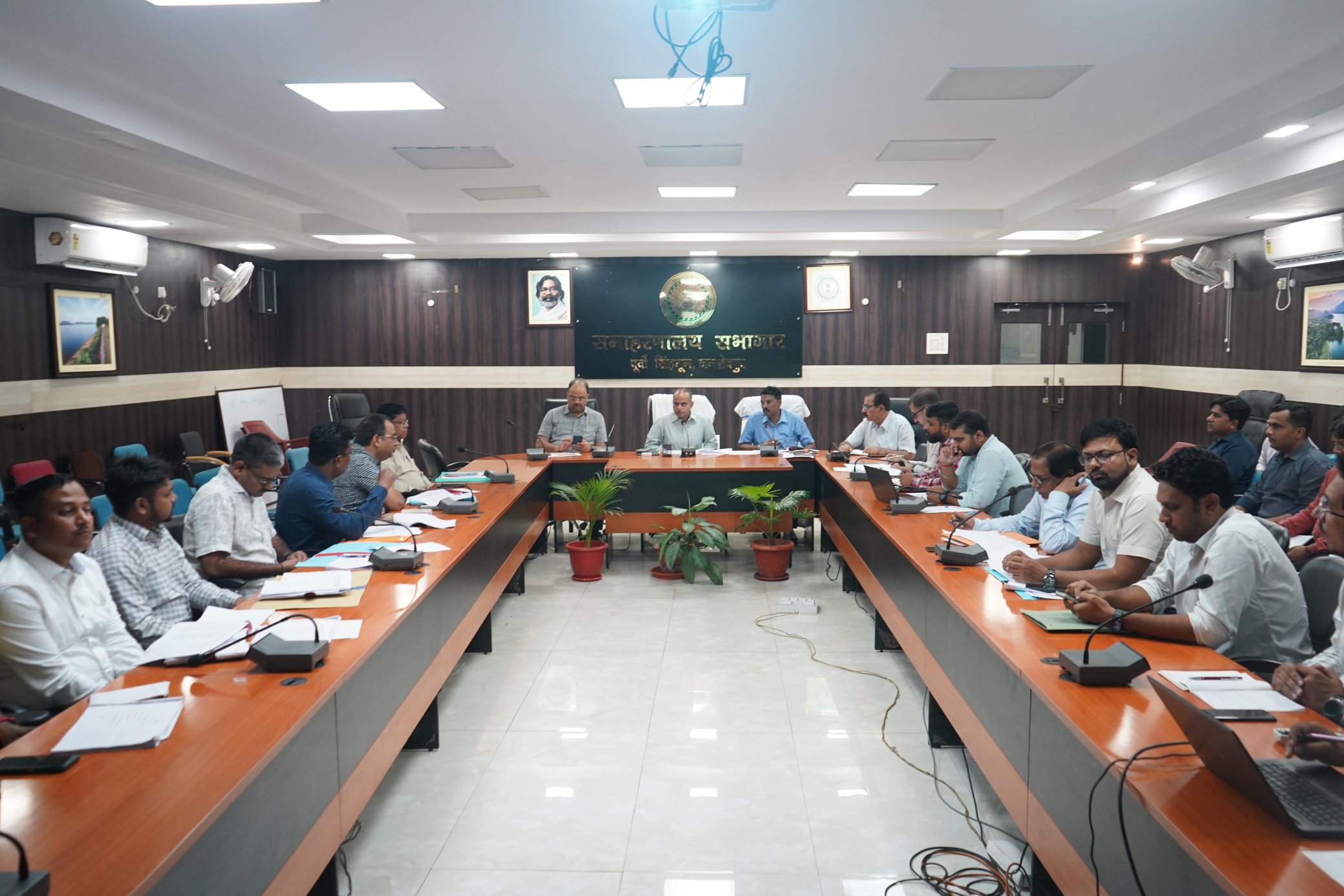 Jamshedpur: उपायुक्त ने इंजीनियरिंग विभागों की बैठक में दिए सख्त निर्देश, निर्माण कार्यों की होगी कड़ी निगरानी