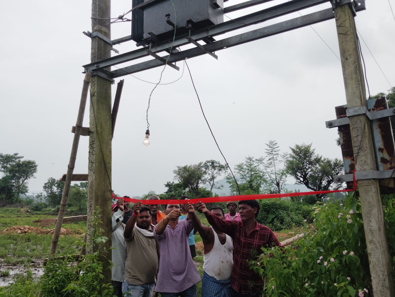Muri : ग्रामीणों को अंधेरे से मिली निजात, खेरडीह टोला में लगा 25 केवी का ट्रांसफार्मर 