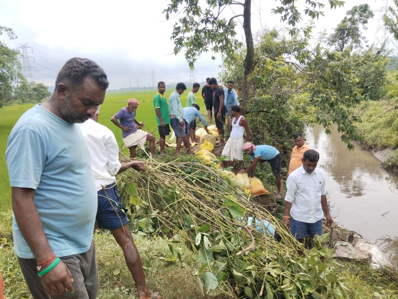 Muri : किसानों ने श्रमदान कर लोटाकिता नहर की मरम्मत व साफ-सफाई की