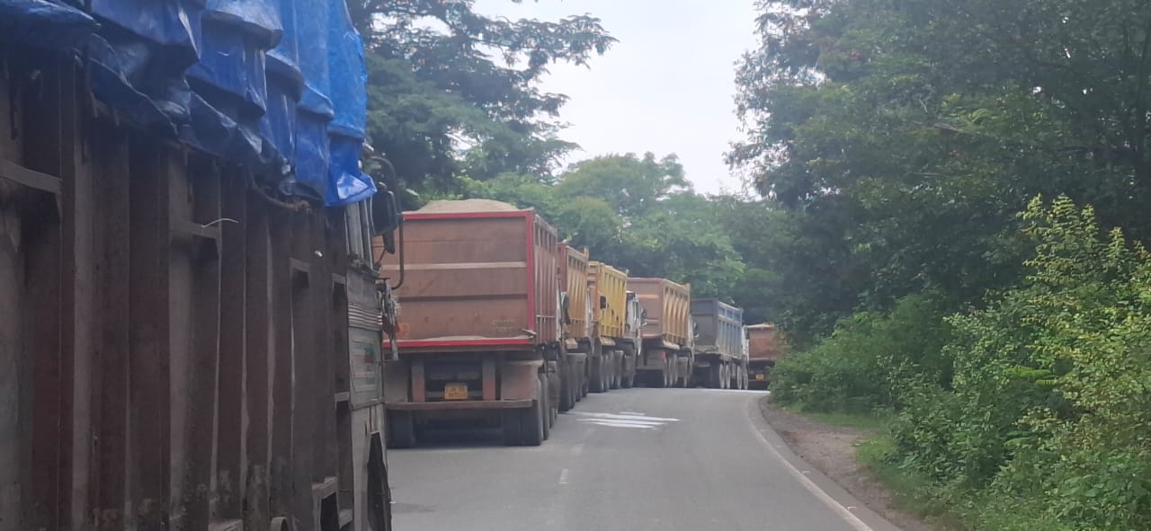 Jamshedpur : सुंदरनगर कुदादा फटाक के पास वाहनों की लगी लंबी कतार, 11 घंटे बाद हटा जाम