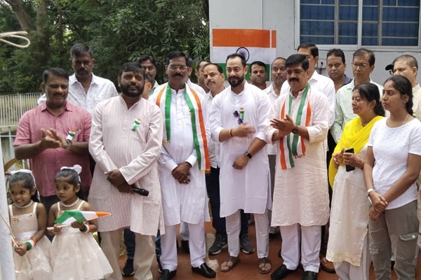 Jamshedpur : टाटा मोटर्स वर्कर्स यूनियन कार्यालय में अध्यक्ष शशि भूषण प्रसाद फहराएं तिरंगा