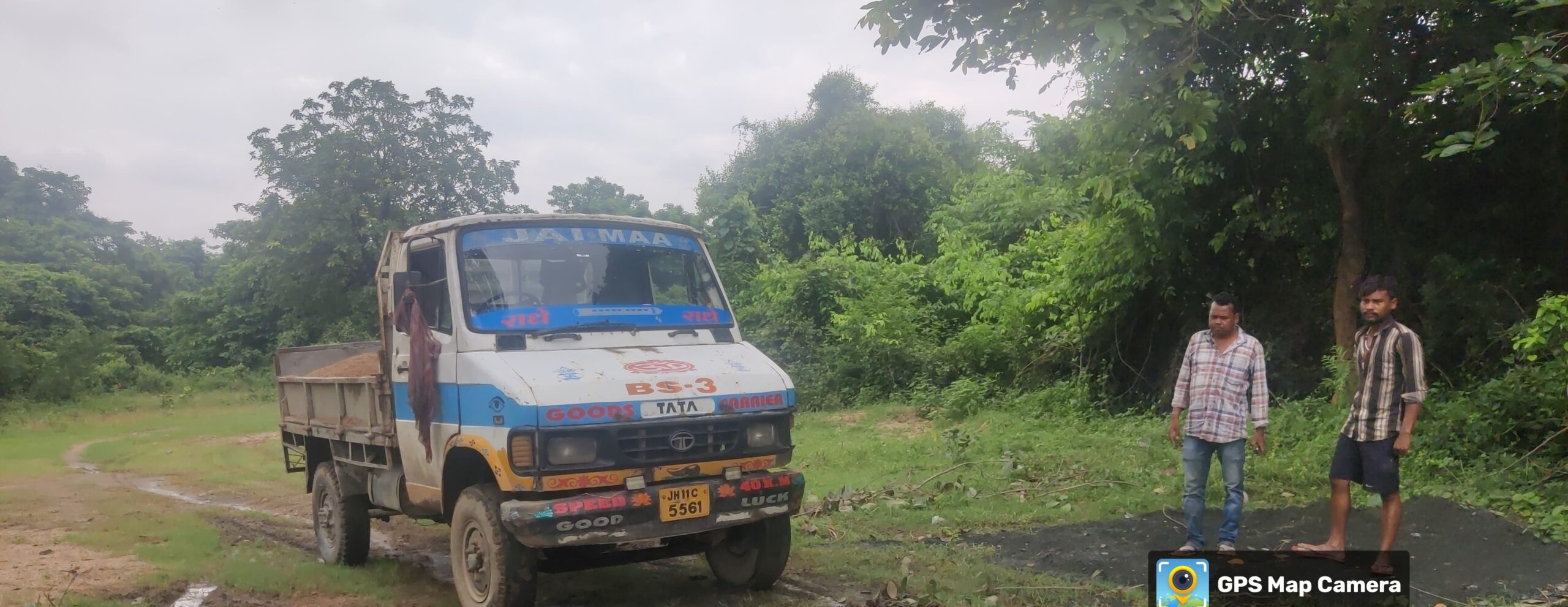 Saraikela: अवैध खनन पर फिर गिरा प्रशासन का डंडा, कार्रवाई में एक वाहन जब्त