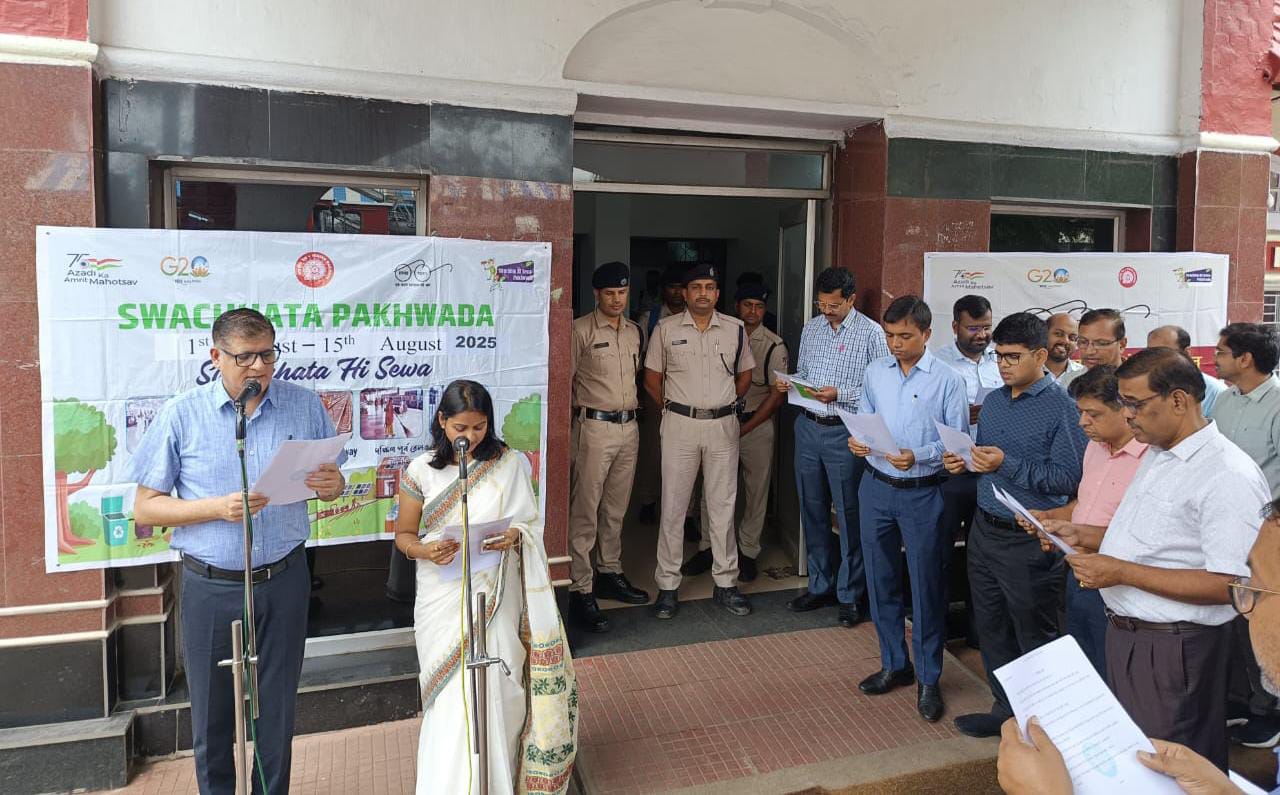 Saraikela: आद्रा मंडल में स्वच्छता की शपथ, 1 वर्ष में करेंगे 100 घंटे का श्रमदान