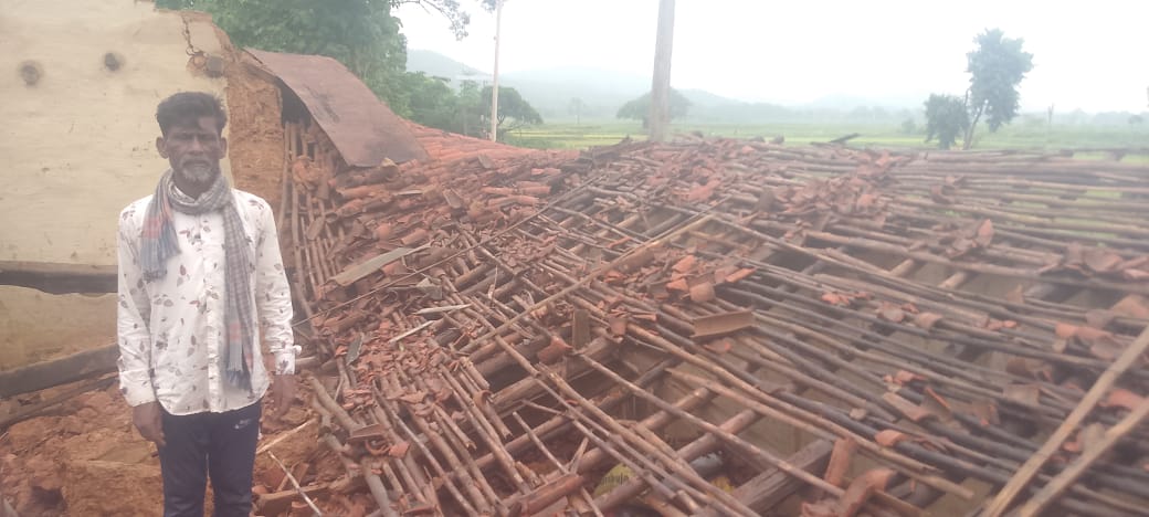 Saraikela: बारिश में ढह गया एक और गरीब का आशियाना, प्रशासन बेखबर