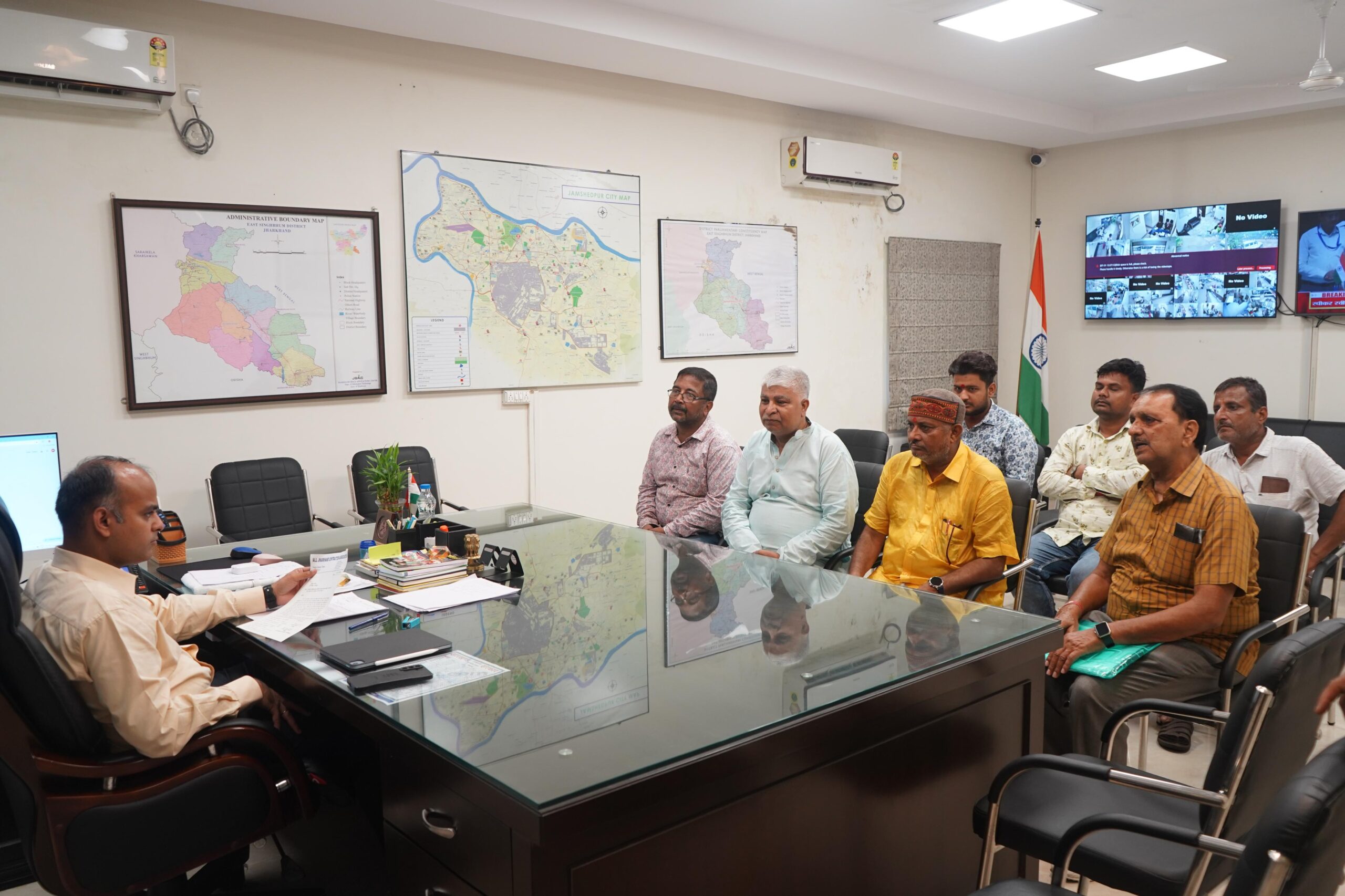 Jamshedpur: जन शिकायत निवारण दिवस बना रहा है भरोसे का नया पुल, उपायुक्त ने खुद सुनी जनता की आवाज