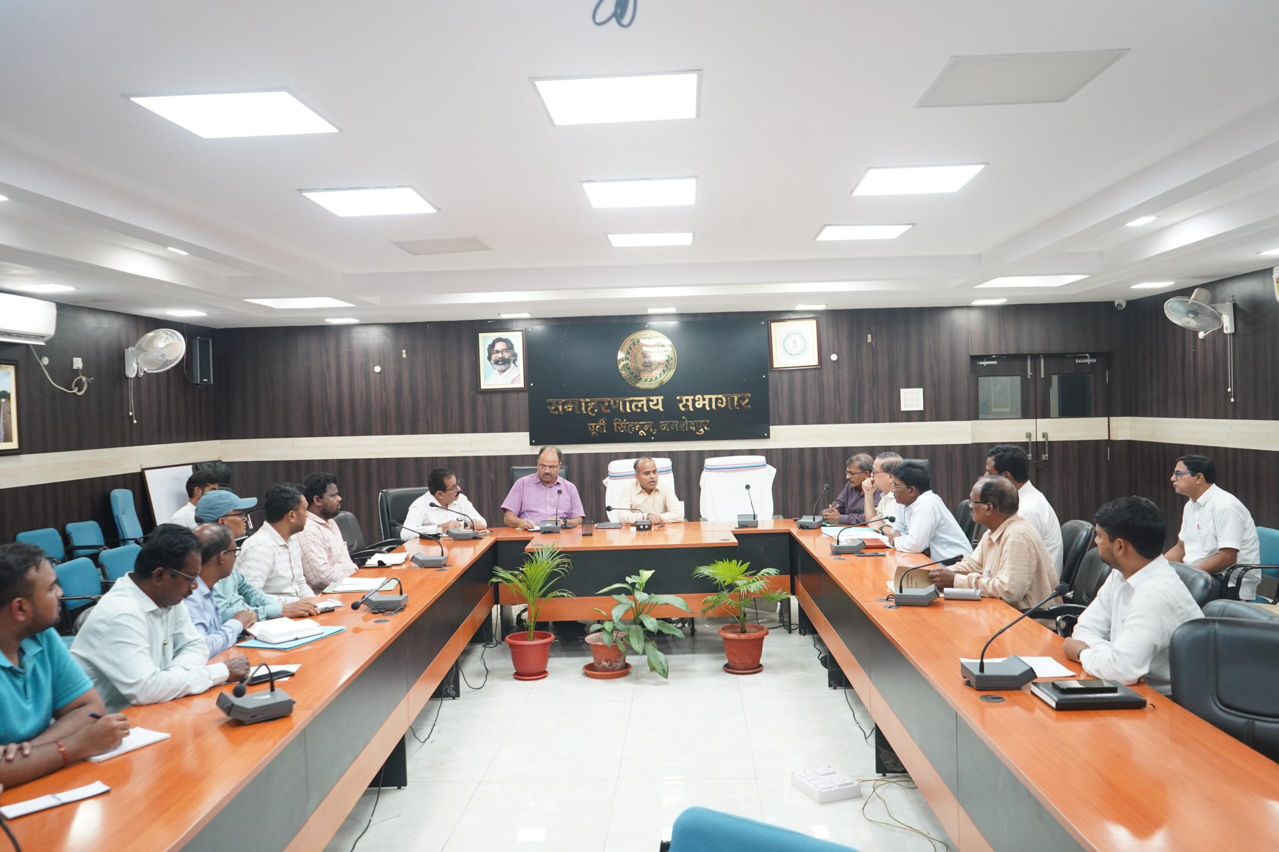 Jamshedpur: पुराने भवन से बाहर कब निकलेगा MGM का भविष्य? उपायुक्त ने दिए सख्त निर्देश