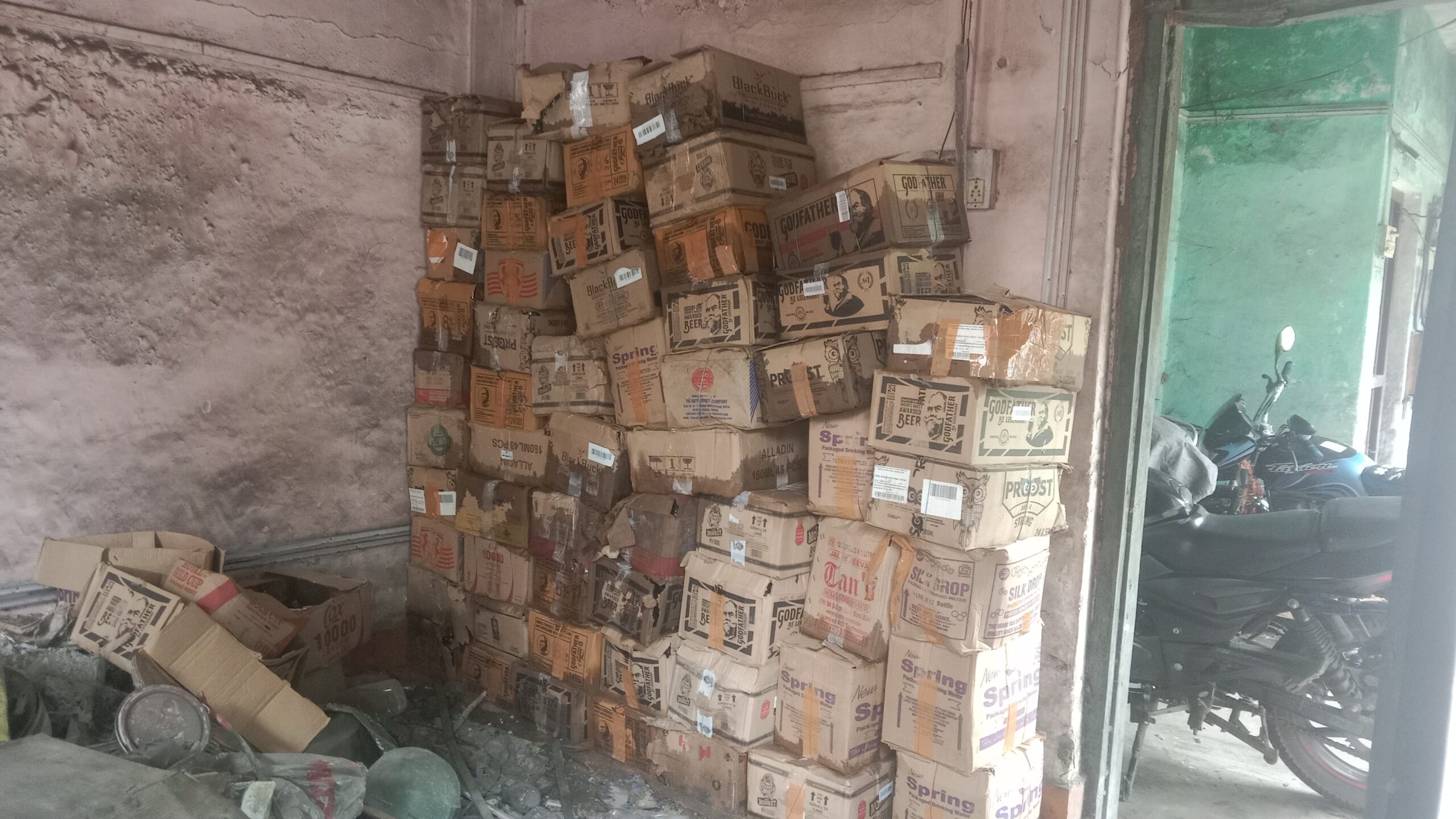 Gamharia: यशपुर में ‘घरों के भीतर’ बन रही थी विदेशी शराब, चार सौ लीटर स्प्रिट नष्ट