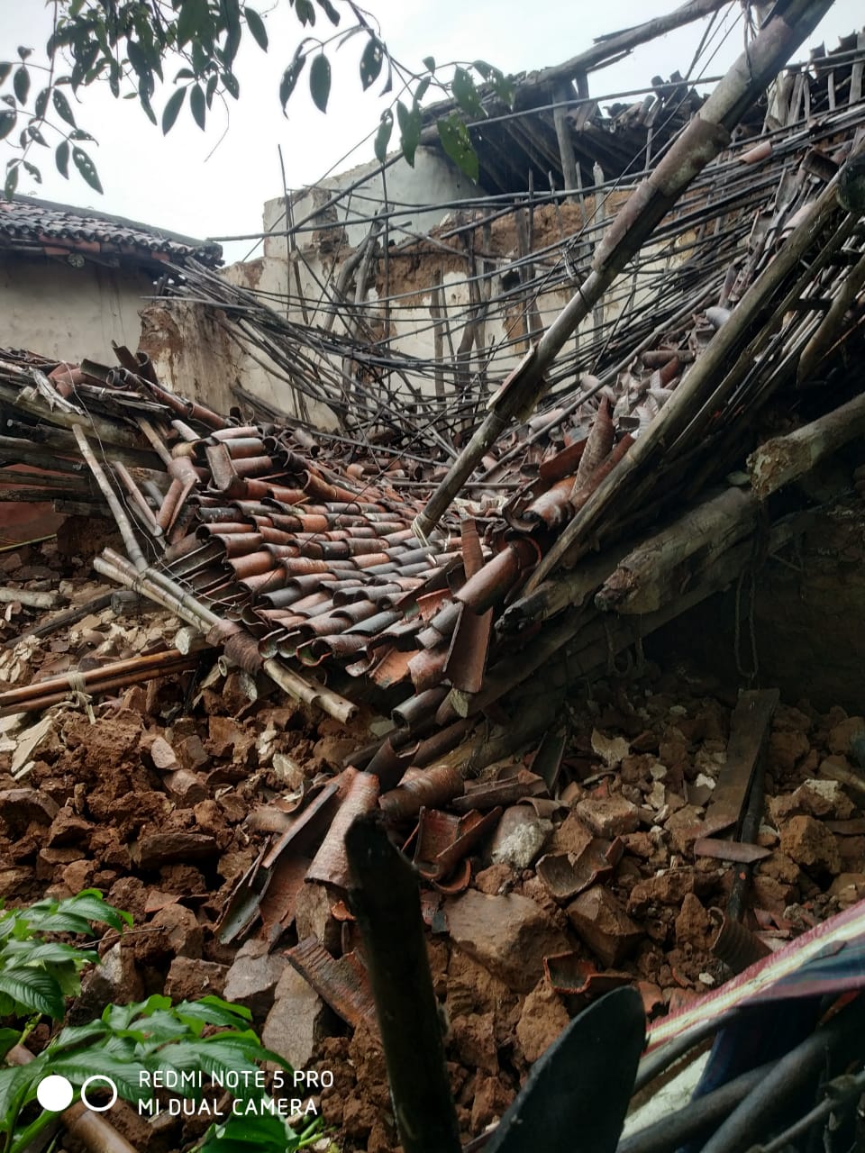 Muri: भोर के सन्नाटे में ढह गया मिट्टी का घर, गरीबी से जूझ रहे हैं पीड़ित