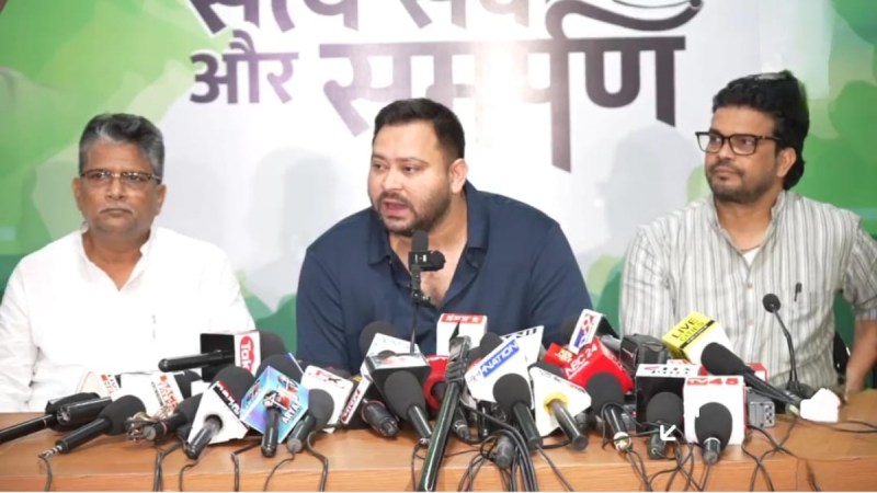 Bihar: वोटर लिस्ट से गायब हुआ तेजस्वी यादव का नाम, DM ने किया साफ – नाम मौजूद, बूथ बदला