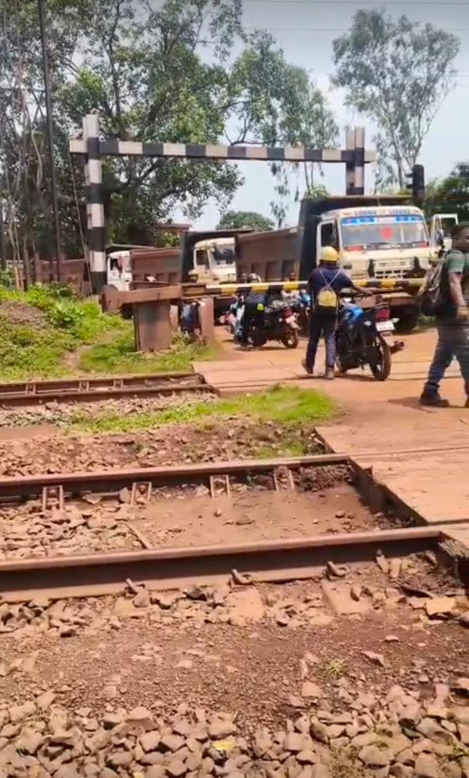 Chaibasa: मालगाड़ी गुजर जाने के 20 मिनट बाद तक बंद रहा फाटक – सोता रहा शराबी कर्मचारी