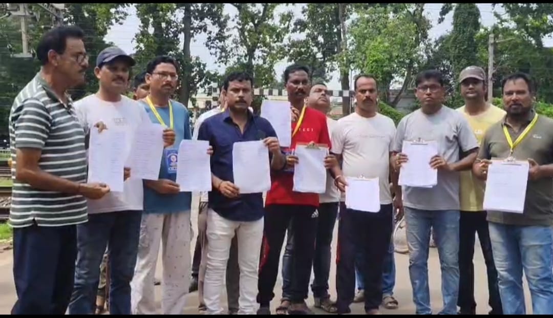 Jhargram: क्रॉसिंग पर गेट बंद होने से एंबुलेंस फंसी, दम तोड़ गई महिला – सड़कों पर उतरे लोग