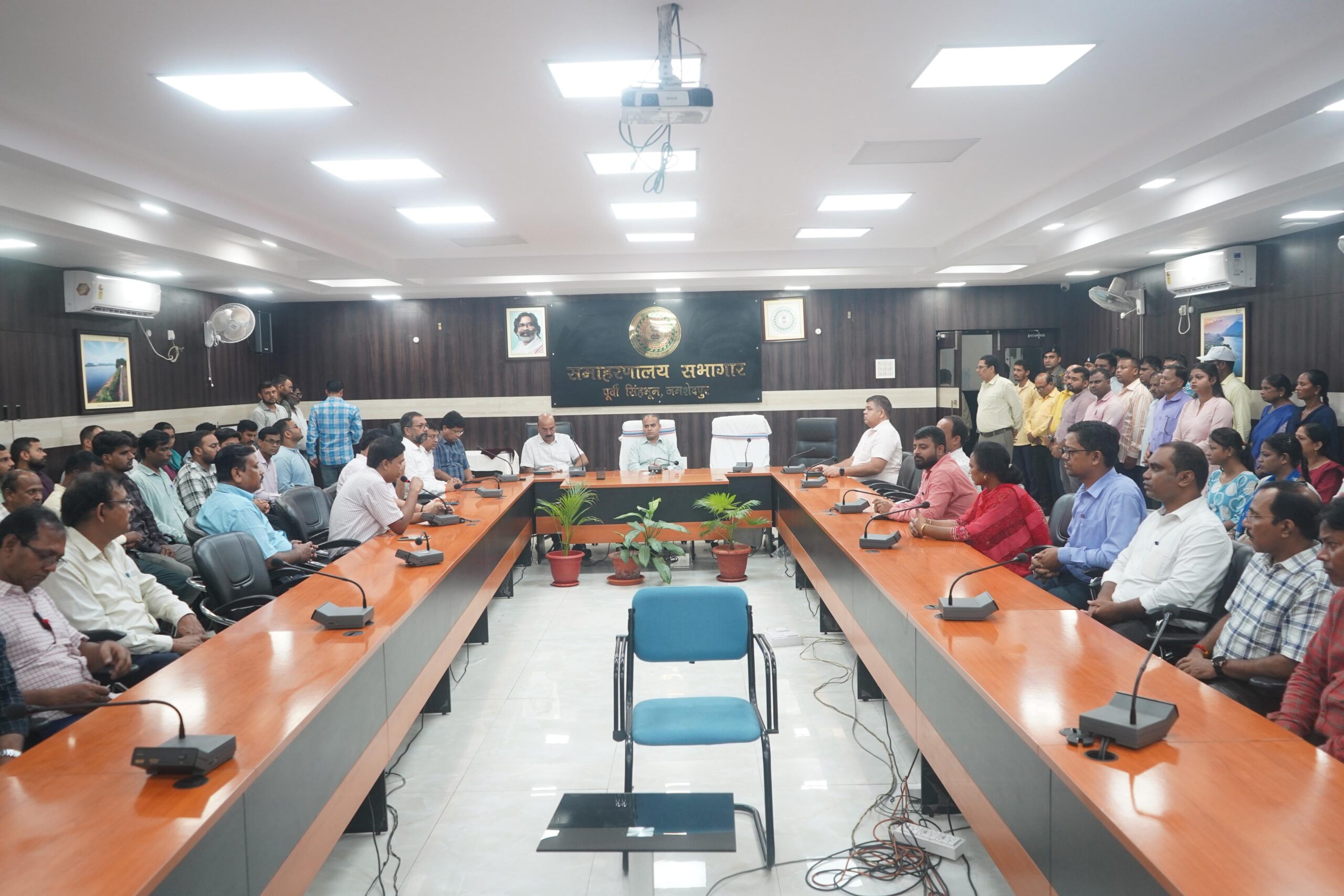 Jamshedpur: दिशोम गुरु के निधन पर जमशेदपुर समाहरणालय में शोकसभा, उपायुक्त और अधिकारियों ने दी श्रद्धांजलि