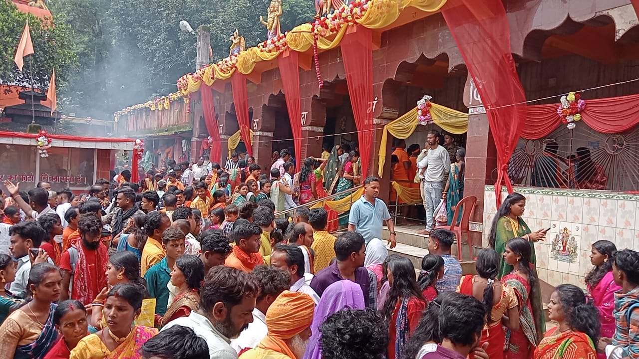 Chandil: श्रावणी सोमवारी पर जयदा बूढ़ा बाबा मंदिर में दिखी भारी भीड़, हाईवे तक लगी भक्तों की कतार