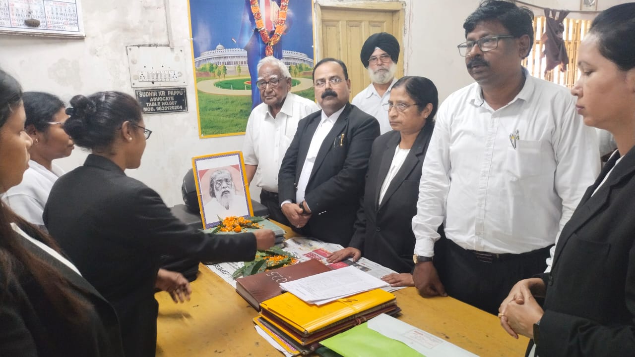 Jamshedpur: जिला व्यवहार न्यायालय में शिबू सोरेन को याद कर भावुक हुआ अधिवक्ताओं का समुदाय