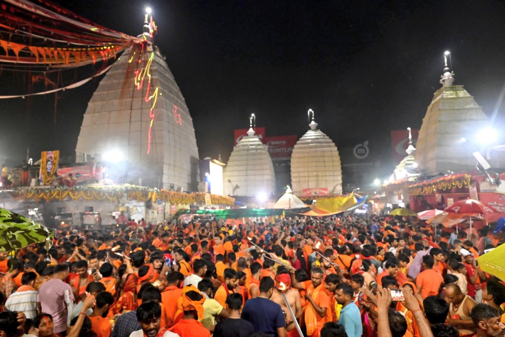 Deoghar Sharavani Mela 2025: सावन की अंतिम सोमवारी, कांवरियों की 5 किमी लंबी कतार से गूंजा देवघर – देखें Video