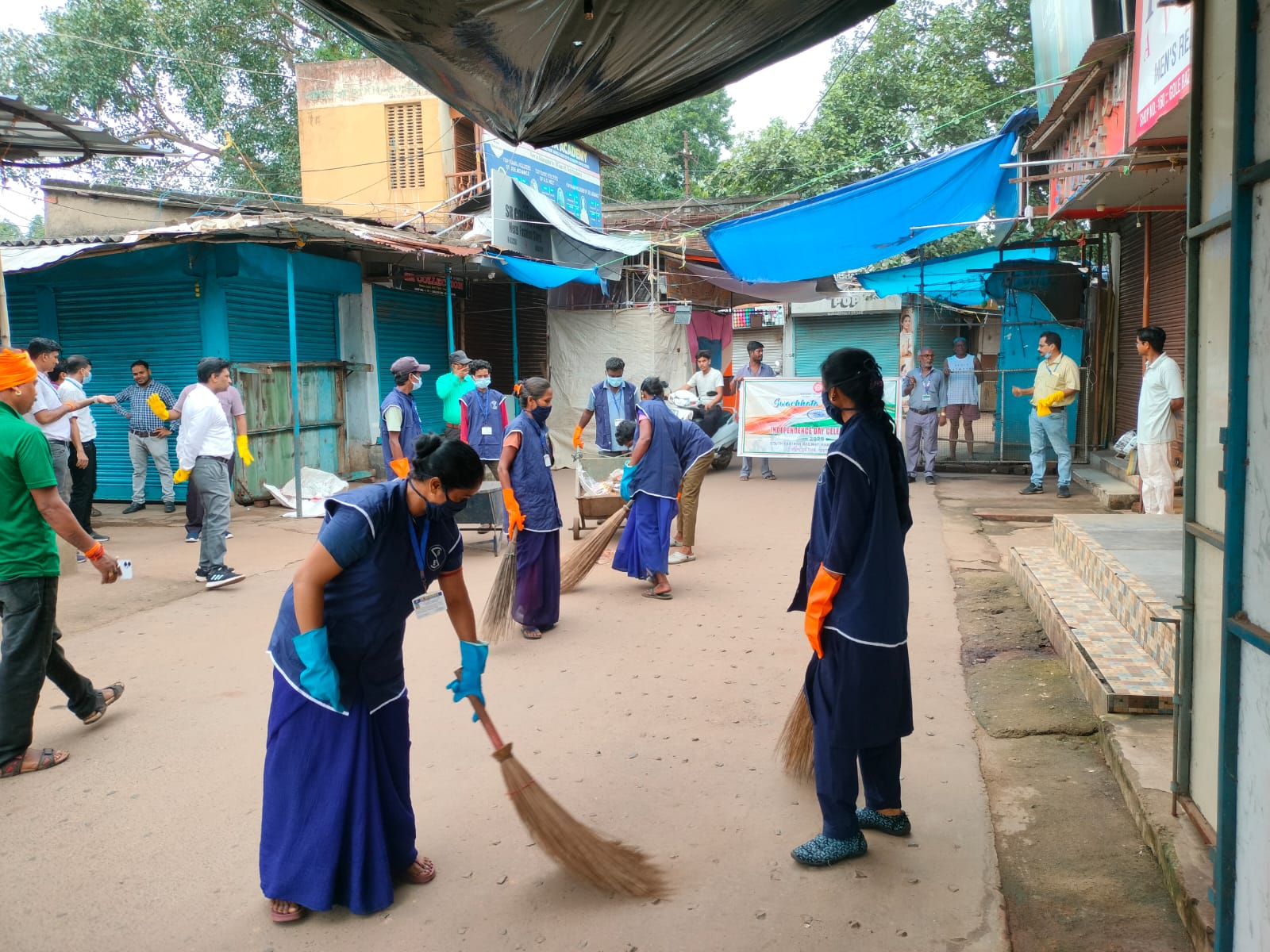 Kharagpur: आज़ादी के अमृत पर्व पर श्रमदान से चमके स्टेशन – मोहल्लों तक पहुँचा अभियान