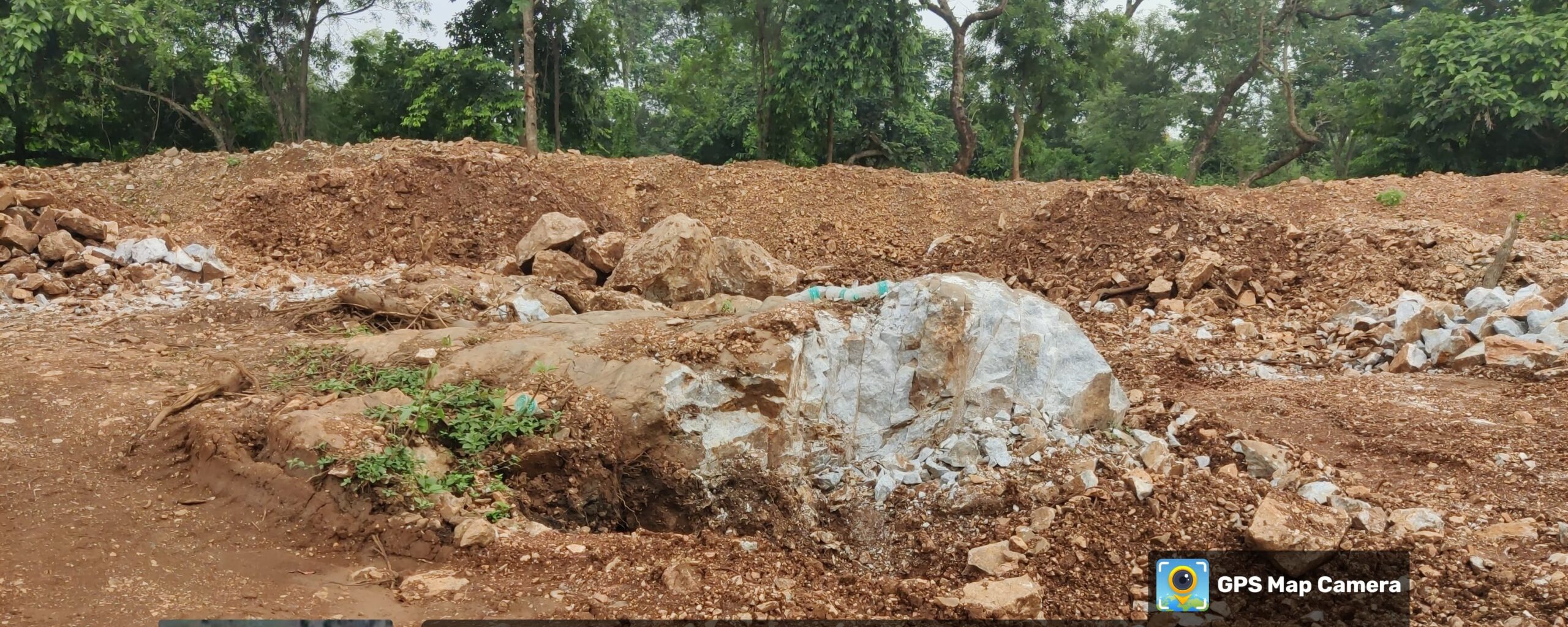 Chandil: अवैध क्वार्टजाइट खनन पर जिला प्रशासन की छापेमारी, JCB और ट्रक जब्त