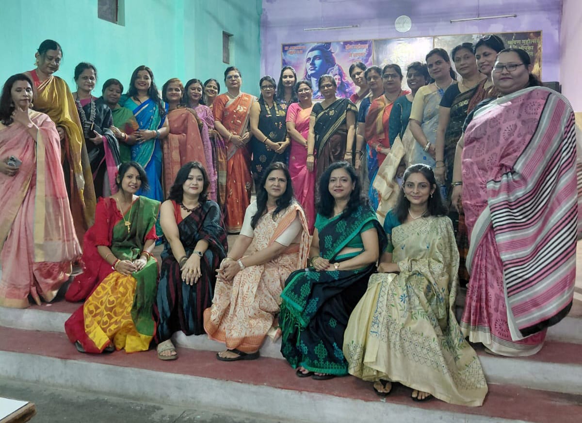 Jamshedpur: हथकरघा की साड़ियों में सजी NIT Family Club की महिलाओं ने दिखाया भारतीय संस्कृति का रंग