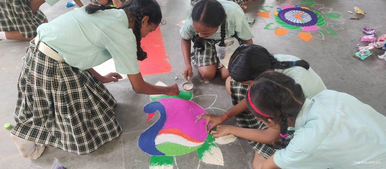 Kharagpur: तिरंगा रंगोली से खिला स्कूल प्रांगण, आज़ादी के अमृत महोत्सव में उमड़ा उत्साह